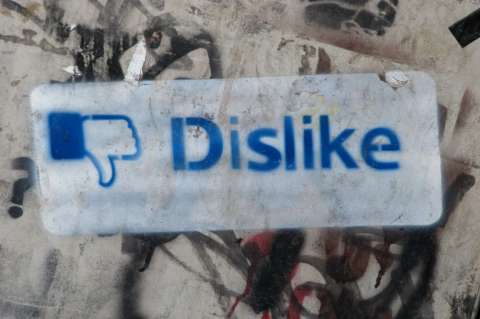 Europa enfila contra las noticias falsas y pide mayores acciones de las redes sociales