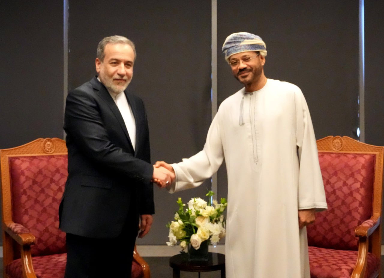 MUSQAT (Oman), 12/04/2025.- A handout photo made available by the Iranian Foreign Ministry shows Iranian Foreign Minister Abbas Araghchi (L) shaking hands with his Omani counterpart Barr Bin Hamed Al Busaidi in Muscat, Oman, 12 April 2025.Top Iranian and US officials will hold indirect negotiations in Oman on 12 April amid the ongoing tensions between the USA, Israel and Iran. EFE/EPA/IRANIAN FOREIGN MINISTRY HANDOUT EDITORIAL USE ONLY/NO SALES