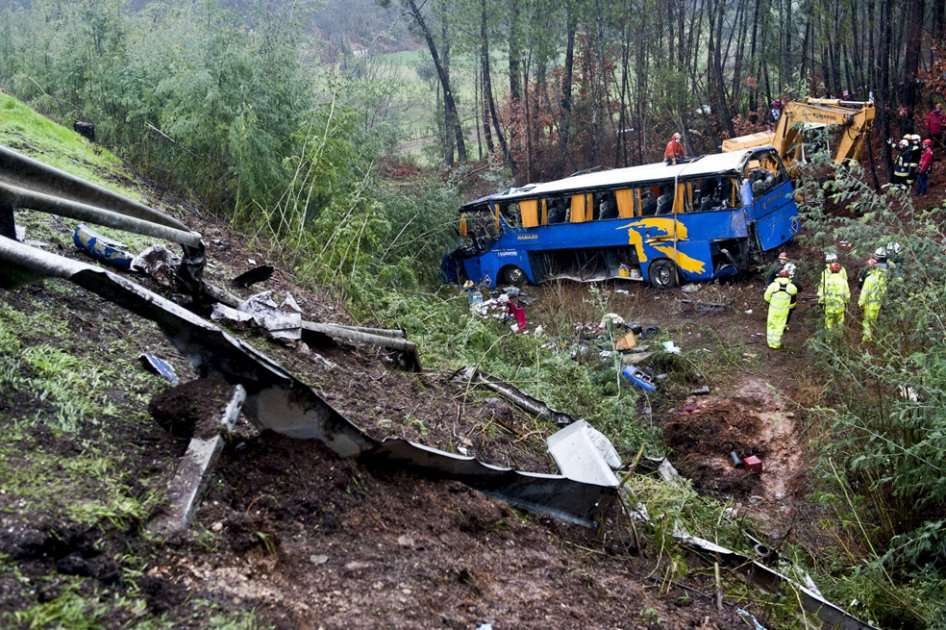 El cuerpo de rescate de Portugal intenta auxiliar a las personas afectadas por el accidente. / AFP