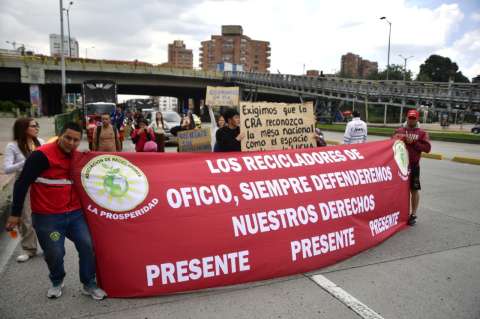 Recicladores cumplen tercer día de protestas con “plan tortuga” en la Calle 26: ¿qué exigen?