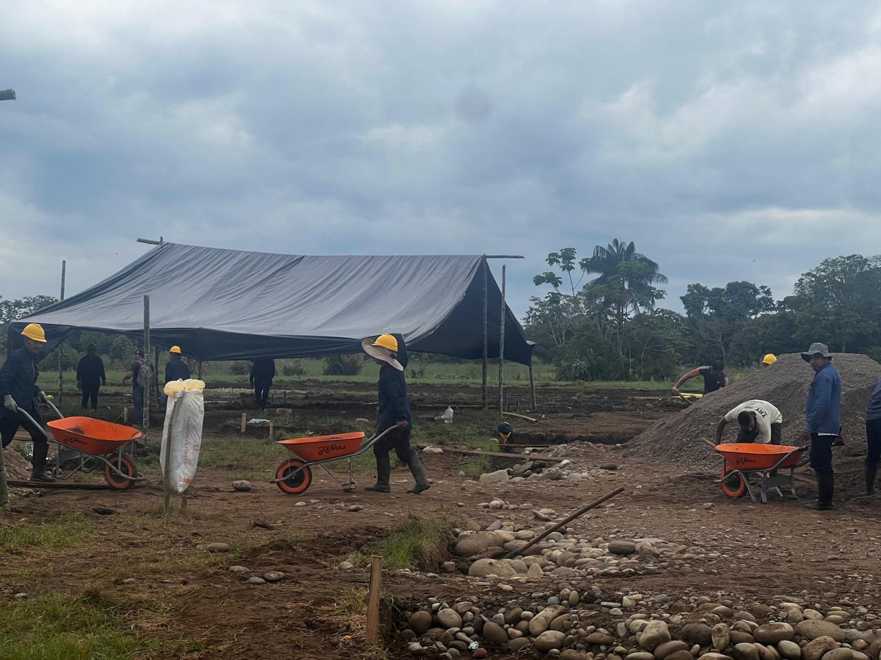 Hombres avanzan en la contrucción de la Zona de Ubicación Temporal en Putumayo para la Coordinadora Nacional Ejército Bolivariano.