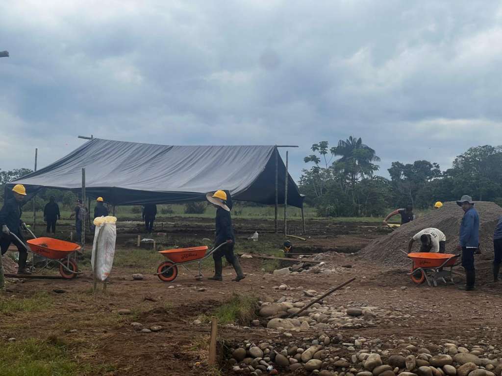 Hombres avanzan en la contrucción de la Zona de Ubicación Temporal en Putumayo para la Coordinadora Nacional Ejército Bolivariano.