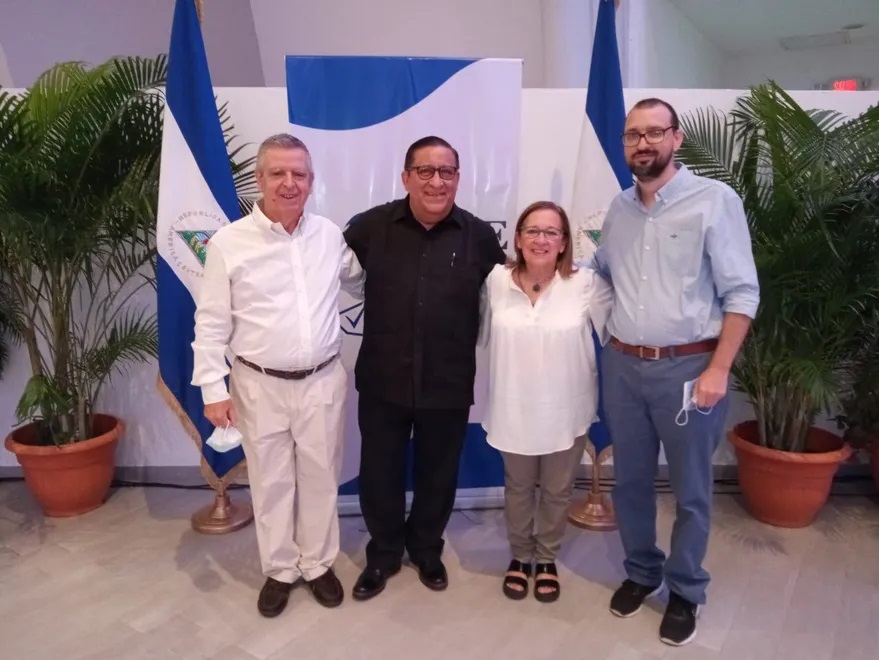 Orlando Gómez en el Centro de Convenciones Olof Palme junto a Mario Firmenich.