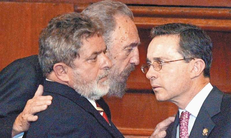 Los entonces presidentes Lula da Silva (Brasil), Fidel Castro (Cuba) y Álvaro Uribe (Colombia), en un encuentro en 2003. / Foto: AFP