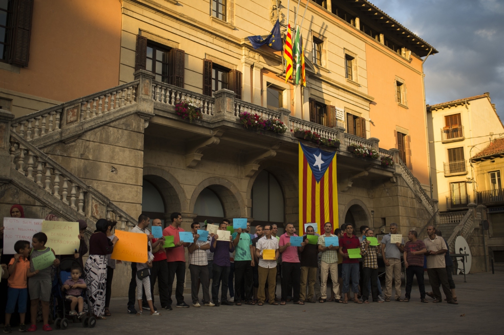 Miembros de la comunidad musulmana de Ripoll rechazaron los atentados. / AP