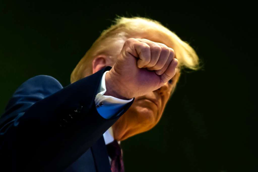 DAVOS (Switzerland), 22/01/2026.- US President Donald Trump gestures as he climbs a staircase after a signing ceremony of the founding charter at the 'Board of Peace' meeting during the 56th annual meeting of the World Economic Forum (WEF), in Davos, Switzerland, 22 January 2026. The 2026 summit, running from 19 to 23 January and held under the theme 'A Spirit of Dialogue,' brings together global political leaders, corporate executives, and scientists to address international challenges. (Suiza) EFE/EPA/LAURENT GILLIERON