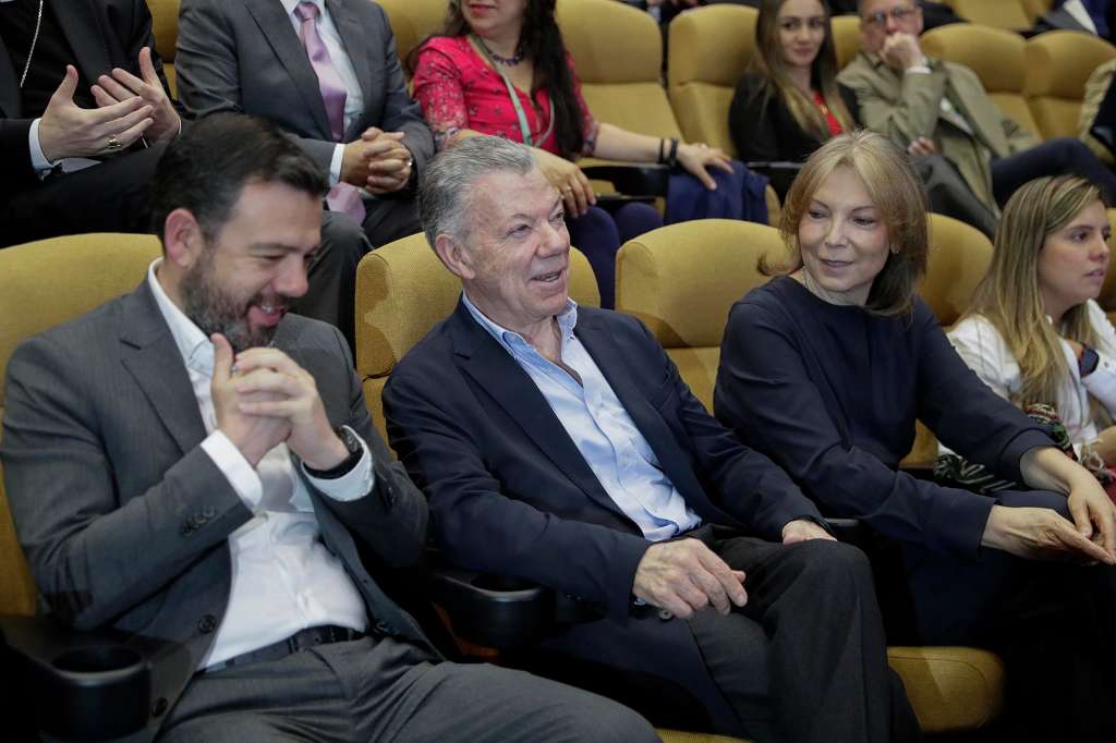 AME2984. BOGOTÁ (COLOMBIA), 26/11/2025.- El expresidente de Colombia y Premio Nobel de Paz, Juan Manuel Santos (c), asiste junto a su esposa, Maria Clemencia de Santos (d), y el alcalde de Bogotá, Carlos Fernando Galán, al acto de conmemoración de la firma de los nueve años del acuerdo de paz con las FARC este miércoles, en Bogotá (Colombia). El alcalde de Bogotá, Carlos Fernando Galán, afirmó que la política de 'paz total' del Gobierno colombiano se convirtió en "una amenaza" para las instituciones porque grupos como las disidencias de las FARC han aprovechado esa mano tendida para fortalecerse y supuestamente infiltrar organismos de seguridad del Estado. EFE/ Carlos Ortega