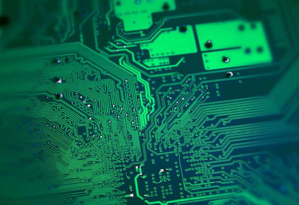 La computación cuántica es una tecnología emergente con el potencial de revolucionar múltiples campos. No obstante aún enfrenta importantes desafíos técnicos y de desarrollo