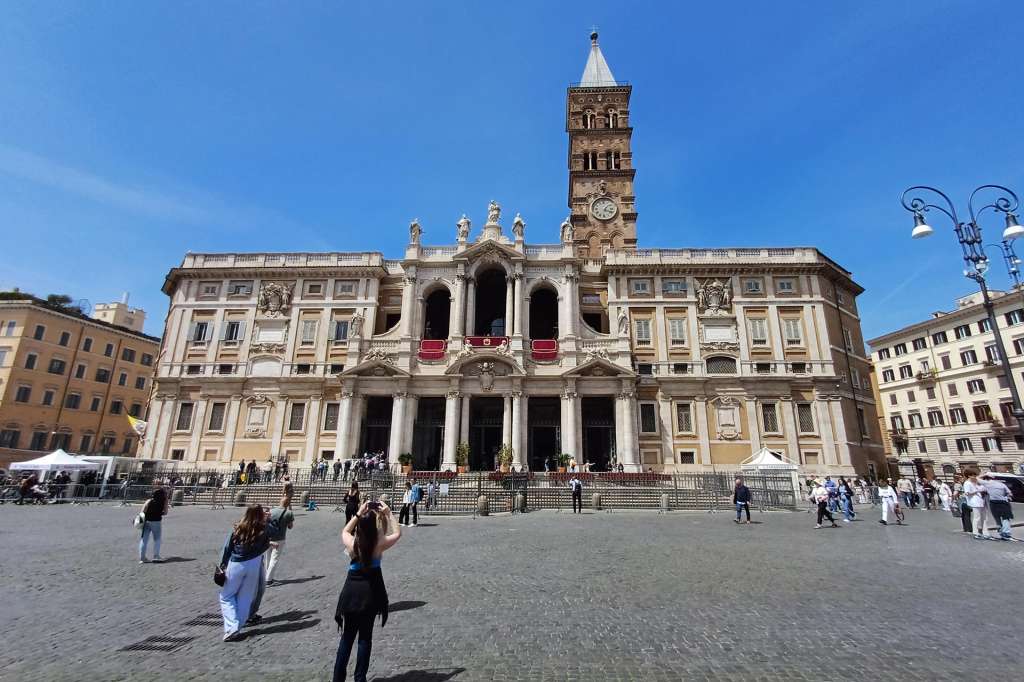 ROMA (ITALIA), 21/04/2025.- Vista general de la basílica de Santa María la Mayor de Roma, templo en el que será enterrado el papa Francisco. El papa Francisco ha fallecido este lunes a las 7.35 horas (5.35 GMT) en su residencia de la Casa Santa Marta, anunció en un vídeo mensaje el camarlengo, el cardenal Kevin Joseph Farrel, tras más de dos meses de problemas respiratorios que le mantuvieron hospitalizado durante 38 días en la capital italiana. Ahora, tras el anuncio, la Santa Sede, mediante la congregación de cardenales, deberá estipular los plazos para su funeral y sepultura para, después, en el plazo de un máximo de 20 días, la celebración del cónclave para elegir a un sucesor. EFE/ Joan Mas