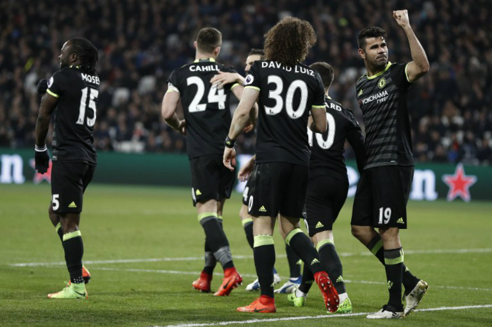 Diego Costa (d) celebra uno de los goles con los que Chelsea ganó este lunes. / AFP
