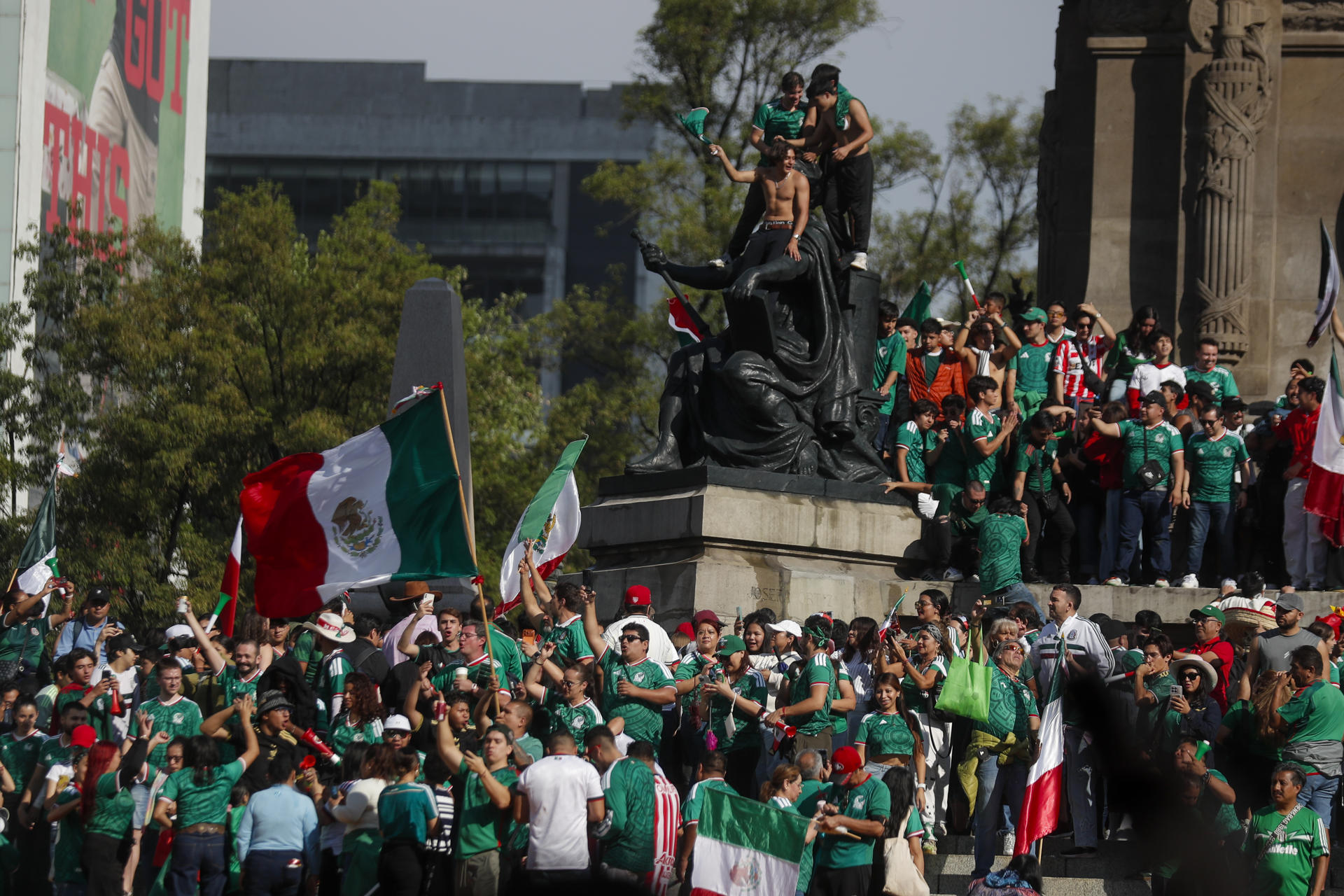 MEX5659. CIUDAD DE MÉXICO (MÉXICO), 11/06/2026.- Aficionados de la selección de México celebran el triunfo sobre Sudáfrica en el juego inaugural de la Copa Mundial de la FIFA 2026 este jueves, en el Ángel de la Independencia de Ciudad de México (México). EFE/Isaac Esquivel
