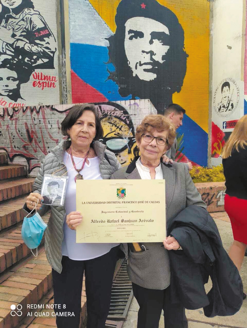 Yolanda y Teresa Sanjuán recibieron el diploma de graduación de su hermano Alfredo Sanjuán como Ingeniero Catastral de la Universidad Distrital.