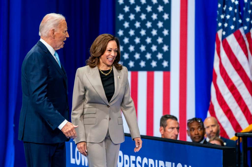 Upper Marlboro (United States), 15/08/2024.- US President Joe Biden (L) and presumptive Democratic Presidential nominee, Vice President Kamala Harris, walk on stage to deliver remarks on the progress they are making to lower costs for the American people during an event at Prince George's County Community College in Upper Marlboro, Maryland, USA, 15 August 2024. Vice President Harris will deliver remarks on her economic plan during a campaign rally in Raleigh, North Carolina, on 16 August 2024. EFE/EPA/SHAWN THEW