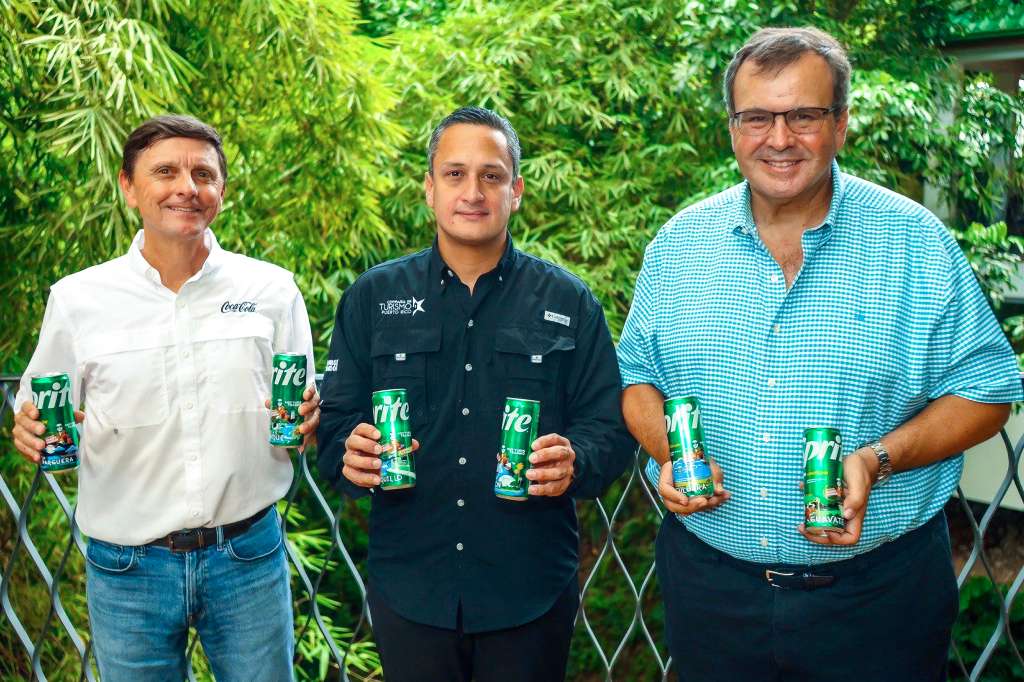 USA8817. SAN JUAN (PUERTO RICO), 12/11/2024.- Fotografía cedida por Coca Cola de izquierda a derecha, del gerente general de la compañía en Puerto Rico, Pablo Rodríguez; el director ejecutivo de la Compañía de Turismo de Puerto Rico, Carlos Mercado, y el presidente de Coca Cola Puerto Rico, Alberto de la Cruz posando con latas coleccionables diseñadas por artistas gráficos locales con los lugares favoritos del artista Daddy Yankee. El reconocido reguetonero Daddy Yankee y Sprite Puerto Rico anunciaron este martes su colaboración para promover el turismo en la isla caribeña con una edición especial de latas. EFE/ Coca Cola /SOLO USO EDITORIAL/SOLO DISPONIBLE PARA ILUSTRAR LA NOTICIA QUE ACOMPAÑA (CRÉDITO OBLIGATORIO)