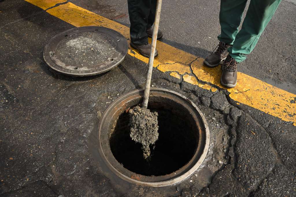 Jornada de limpieza de alcantarillas por vertimiento de aceite y residuos.