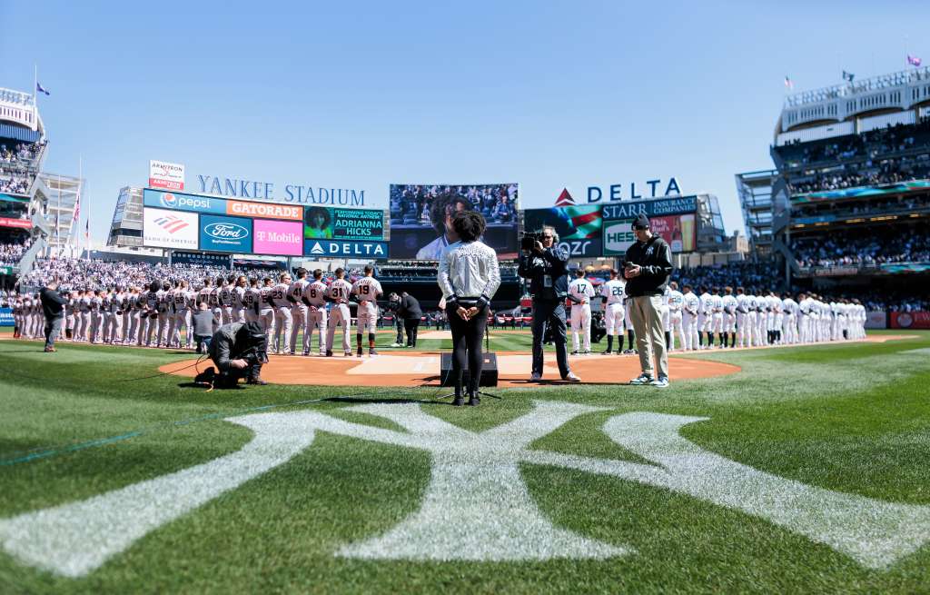 New York (United States), 30/03/2023.- The Yankees and the Giants line up on the baselines during the National Anthem at the start the game between the San Fransisco Giants and the New York Yankees at Yankees Stadium in the Bronx borough of New York, New York, USA, 30 March 2023. Today is the Opening Day of Major League Baseball'Äôs 2023-2024 season. (Abierto, Laos, Estados Unidos, Basilea, Nueva York) EFE/EPA/JUSTIN LANE