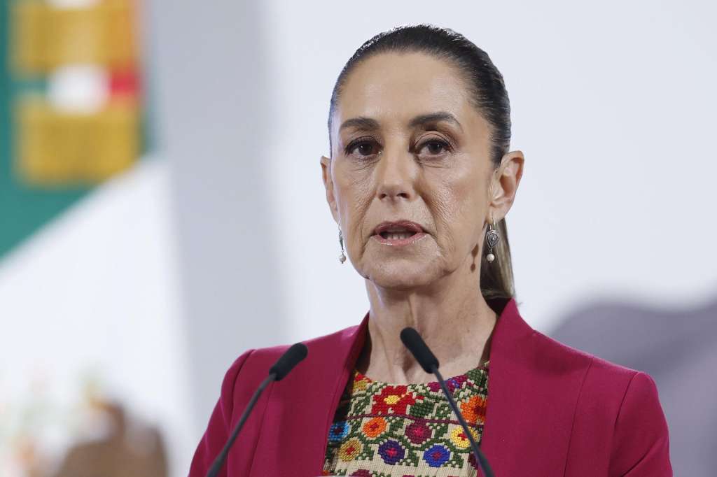 MEX9735. CIUDAD DE MÉXICO (MÉXICO), 12/08/2025.- La presidenta de México, Claudia Sheinbaum, habla en una rueda de prensa este martes, en el Palacio Nacional de la Ciudad de México (México). EFE/ Sáshenka Gutiérrez