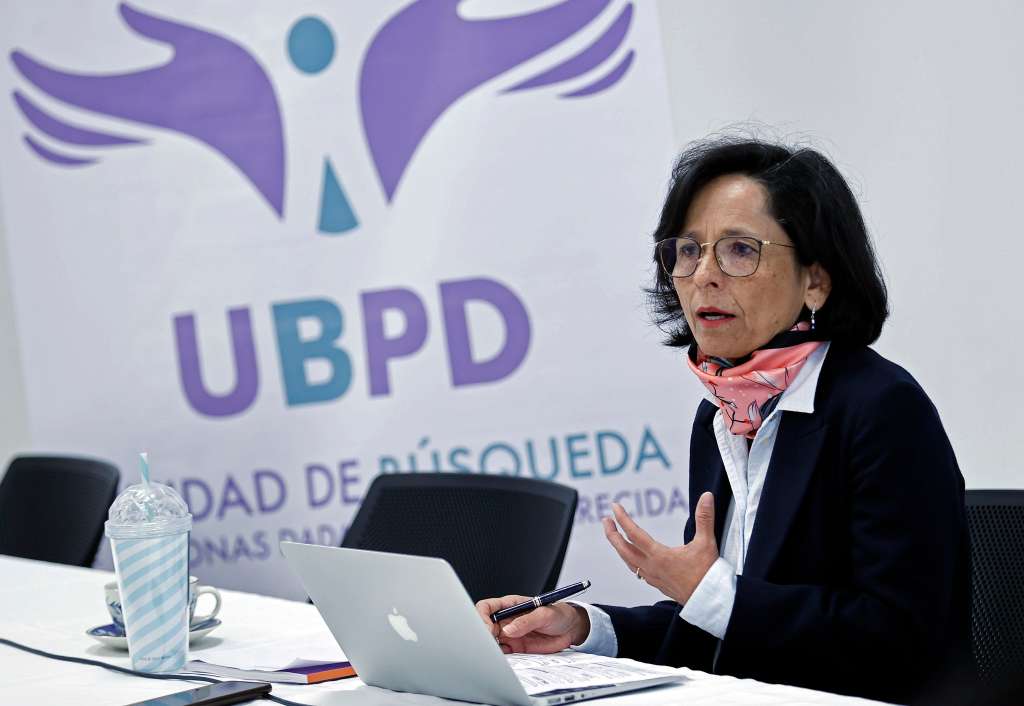 AME352. BOGOTÁ (COLOMBIA), 30/01/2023.- La directora de la Unidad de Búsqueda de Personas dadas por Desaparecidas (UBPD), Luz Marina Monzón, habla hoy durante una entrevista con Efe en Bogotá (Colombia). La Unidad de Búsqueda de Personas Desaparecidas (UBPD) de Colombia ha recuperado en sus 5 años de vida 746 cuerpos en diversas zonas del país, de los que solo ha entregado a las familias 11 cadáveres, y este lunes denunció que no hay suficientes medios para identificar y agilizar los procesos. EFE/Mauricio Dueñas Castañeda