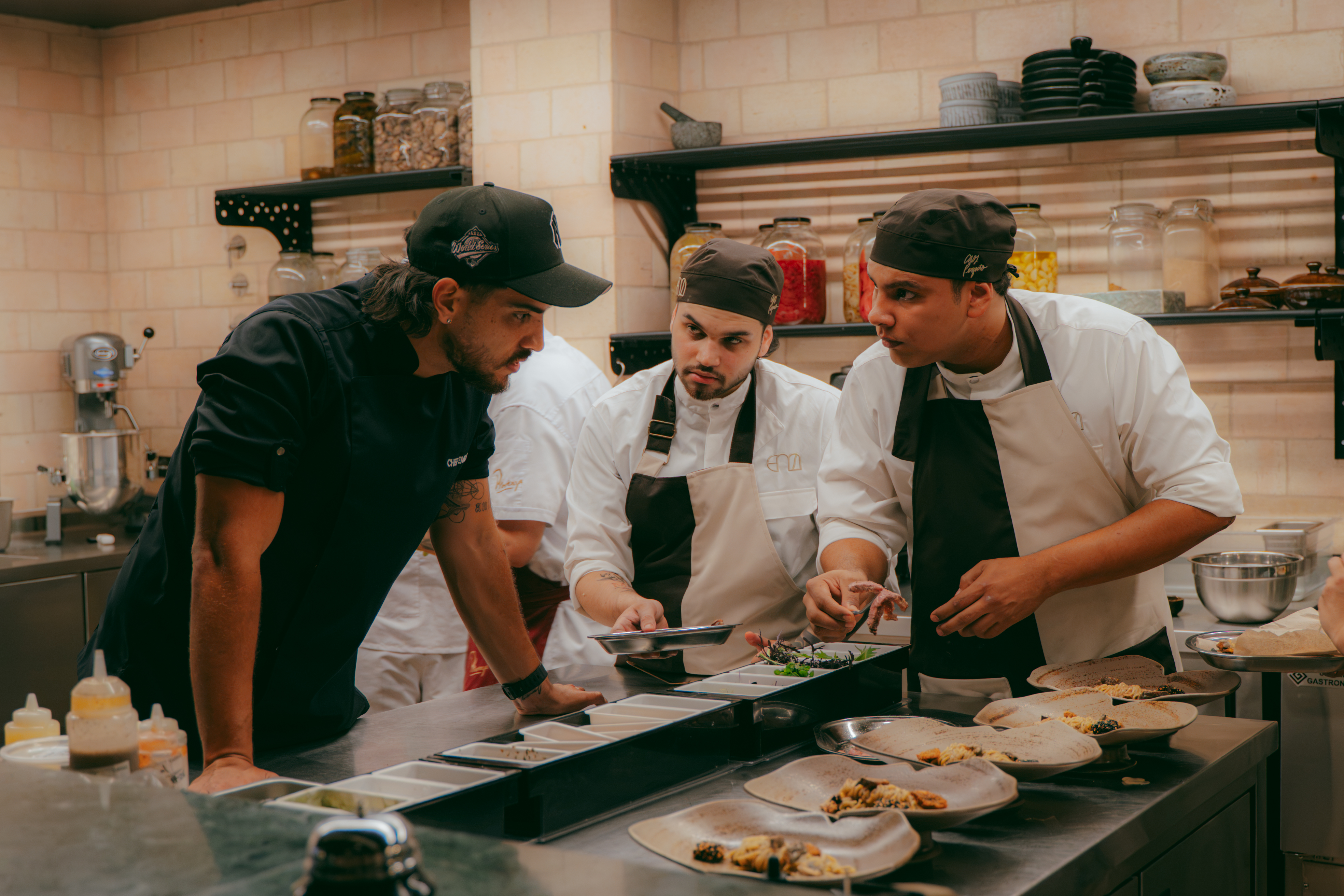 Del fuego a la música: Emilio's, el restaurante que mezcla gastronomía y arte en Medellín