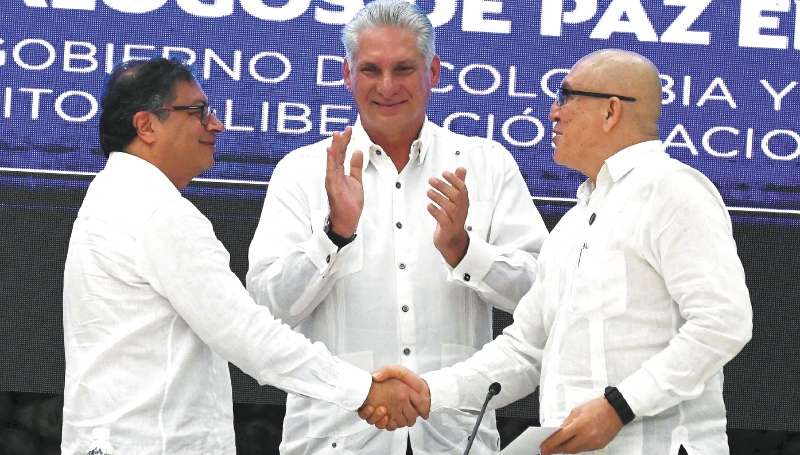 Una de las escenas más destacadas de este proceso fue esta, del encuentro del presidente Gustavo Petro y el líder guerrillero Antonio García en Cuba, donde encabezaron la clausura del tercer ciclo de negociaciones.