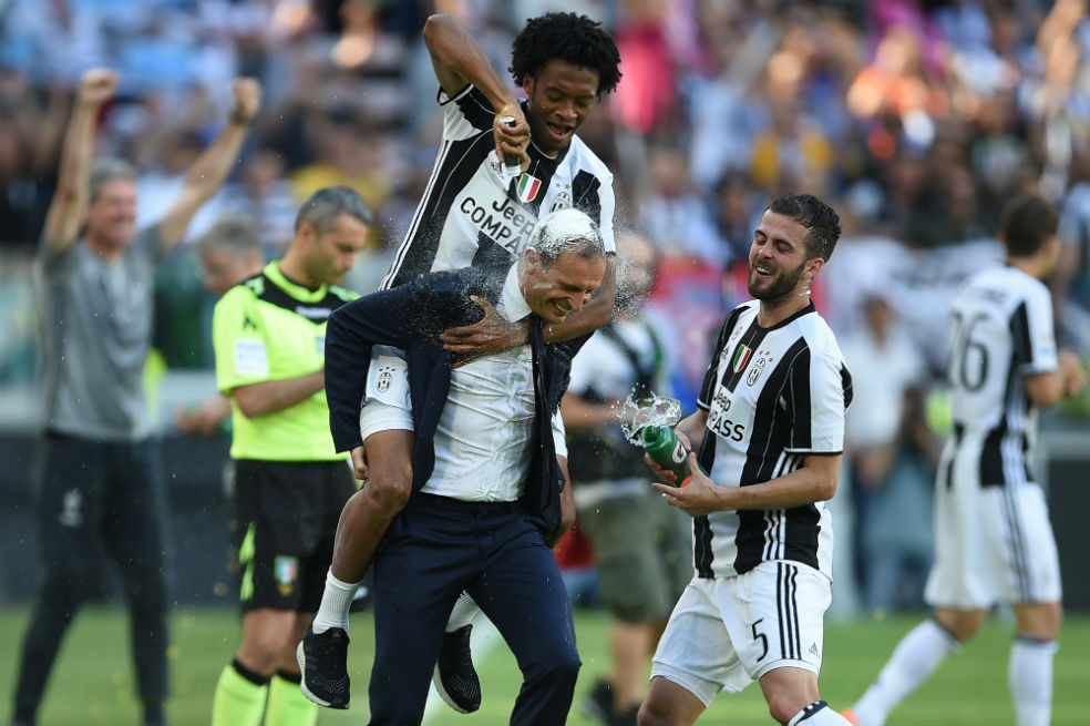 Juan Guillermo Cuadrado celebra el título de Italia con Allegri. / AFP