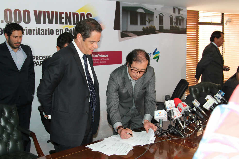 El ministro de Vivienda, Germán Vargas Lleras y el alcade de Bogotá Gustavo Petro. / El Espectador