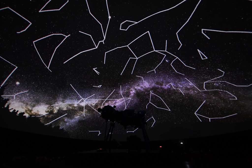 Proyección láser en el Planetario Distrital y la Plaza La Santamaria en honor a las víctimas de desaparición forzada en Colombia