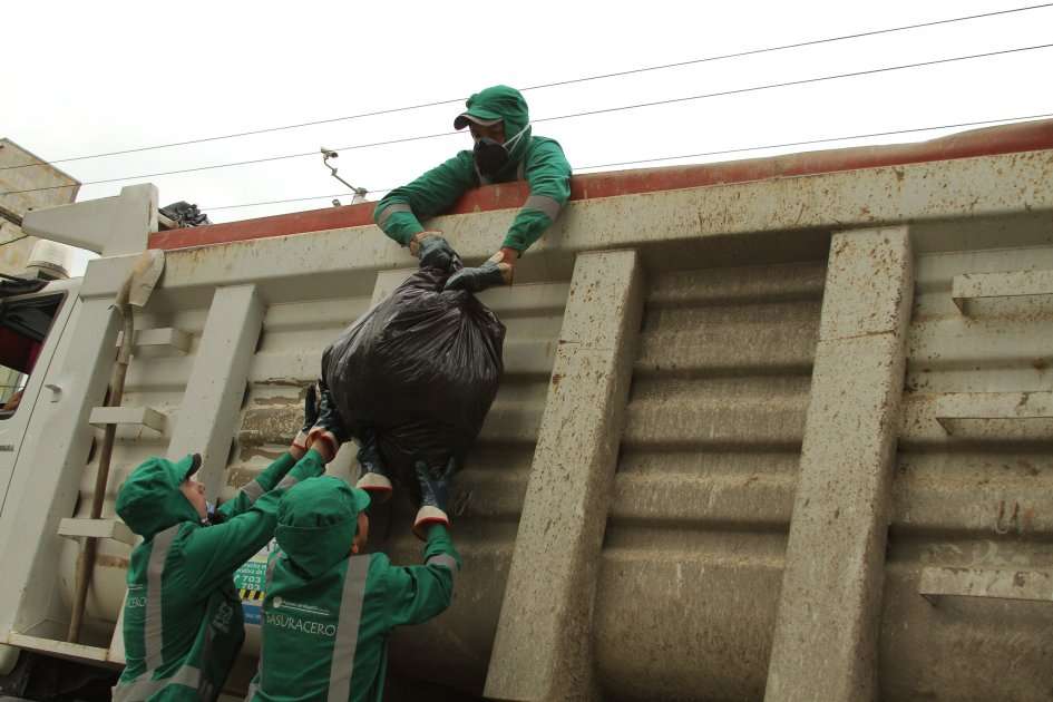  Desde la 6 de la mañana, los operarios iniciaron su jornada de trabajo camino al centro de la ciudad.