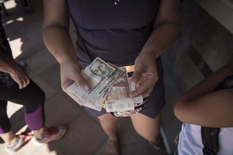 Proyecto busca que colombianos vulnerables reciban un salario mínimo durante tres meses