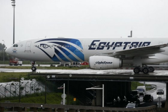 Hallan rastros de explosivo en cadáveres de avión Egyptair estrellado en mayo