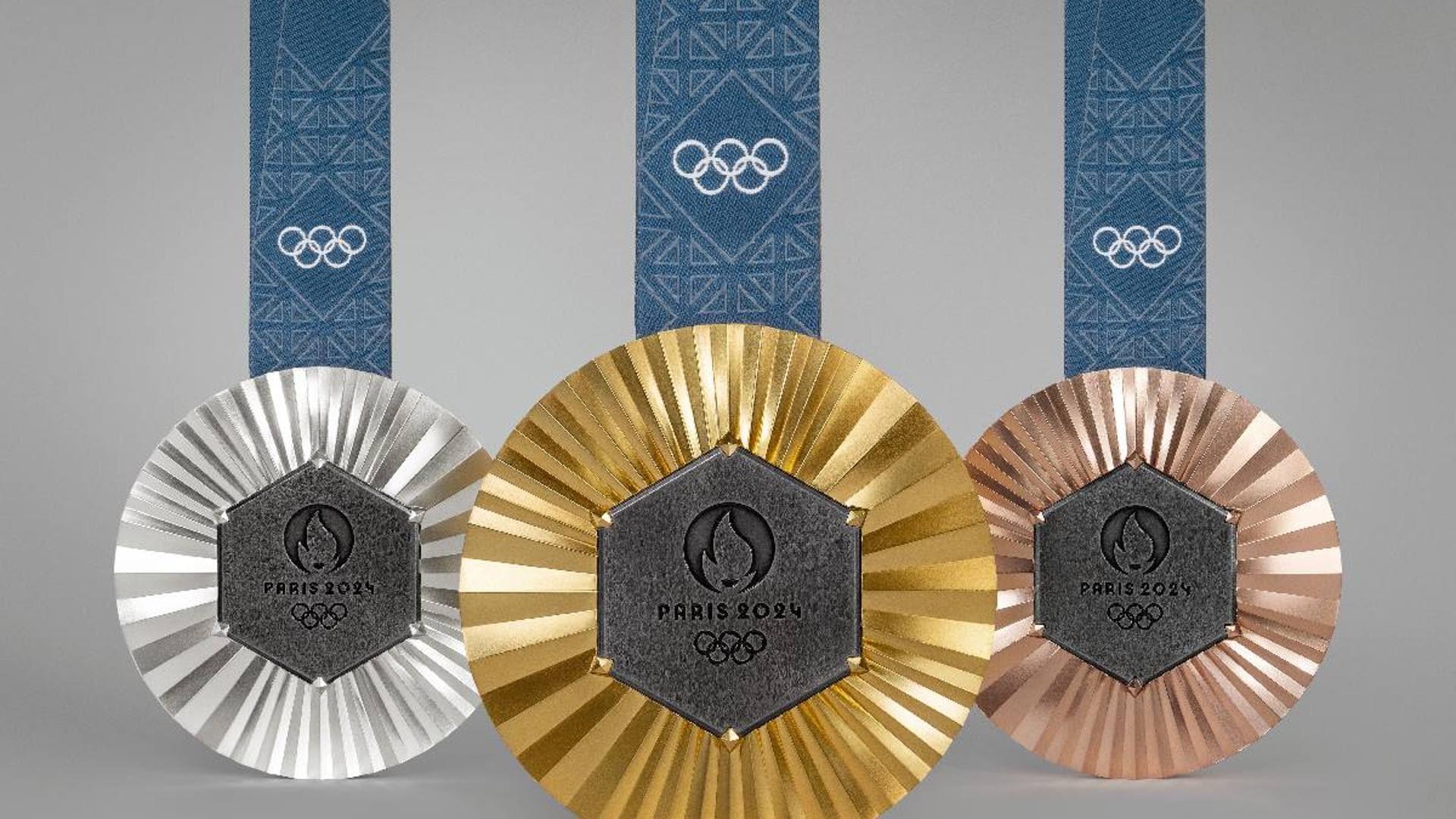 Para los Juegos Olímpicos de París 2024, cada una de las medallas contiene un pedazo de hierro original de la famosa torre Eiffel de la capital francesa.