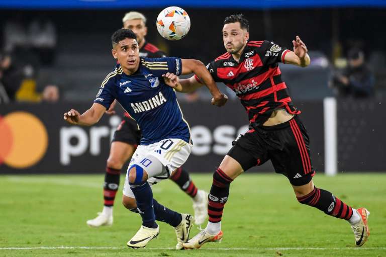 El colombiano Daniel Cataño (izq.) se disputa la pelota con el uruguayo Matías Viña de Flamengo.