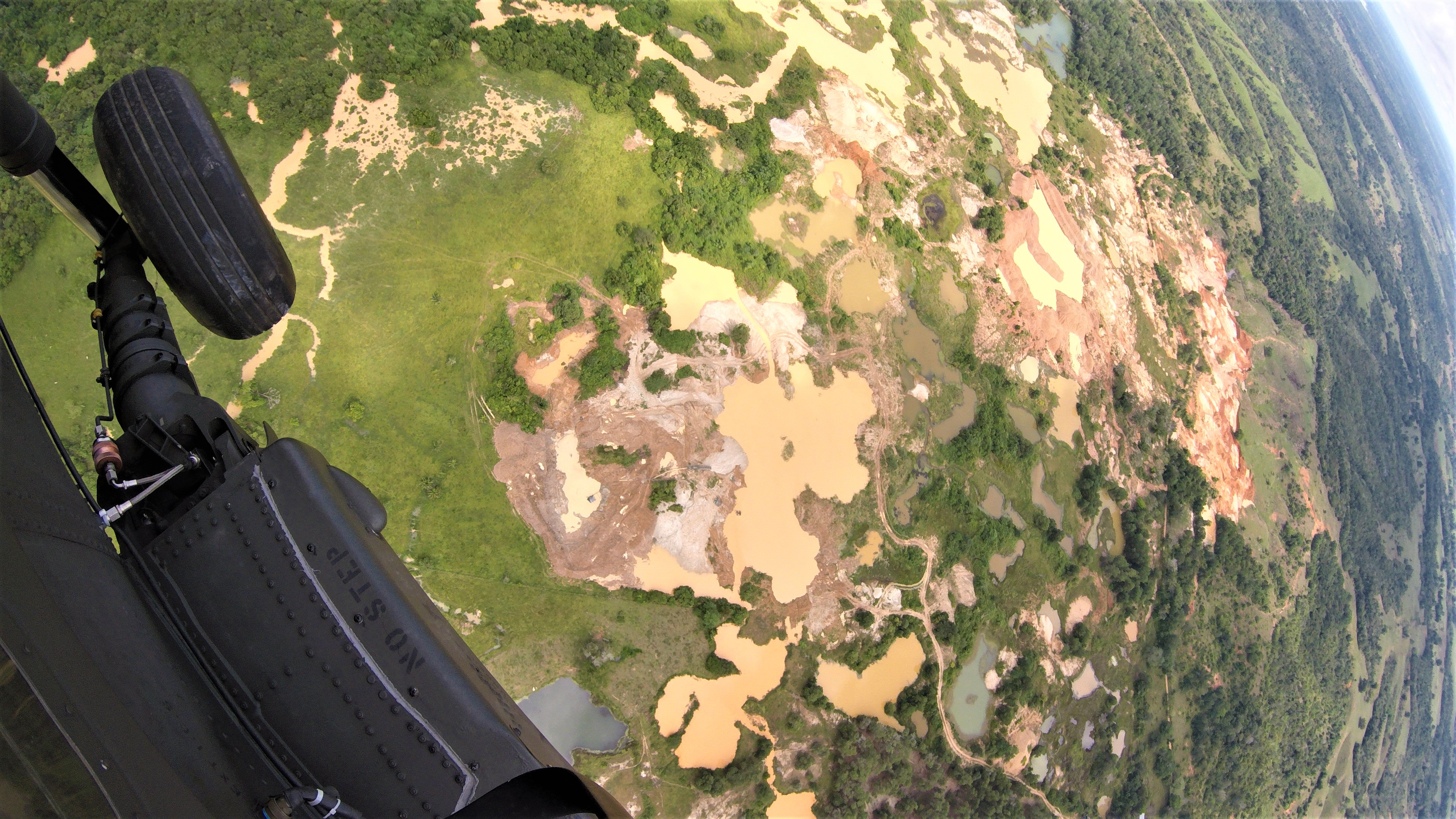Sobrevuelo sobre el primer núcleo de minería ilegal, Ayapel, en el departamento de Córdoba.