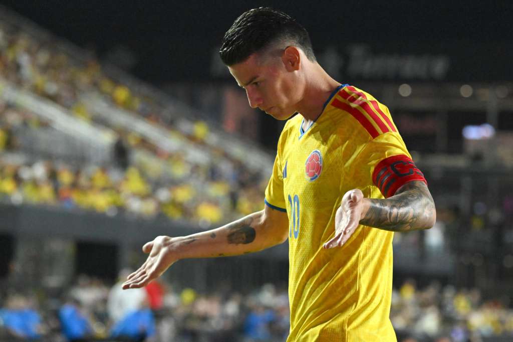 AME9457. FORT LAUDERDALE (ESTADOS UNIDOS), 15/11/2025.- James Rodríguez de Colombia reacciona este sábado, en un partido amistoso entre las selecciones de Colombia y Nueva Zelanda en el Chase Stadium, en Fort Lauderdale (Estados Unidos). EFE/ Giorgio Viera
