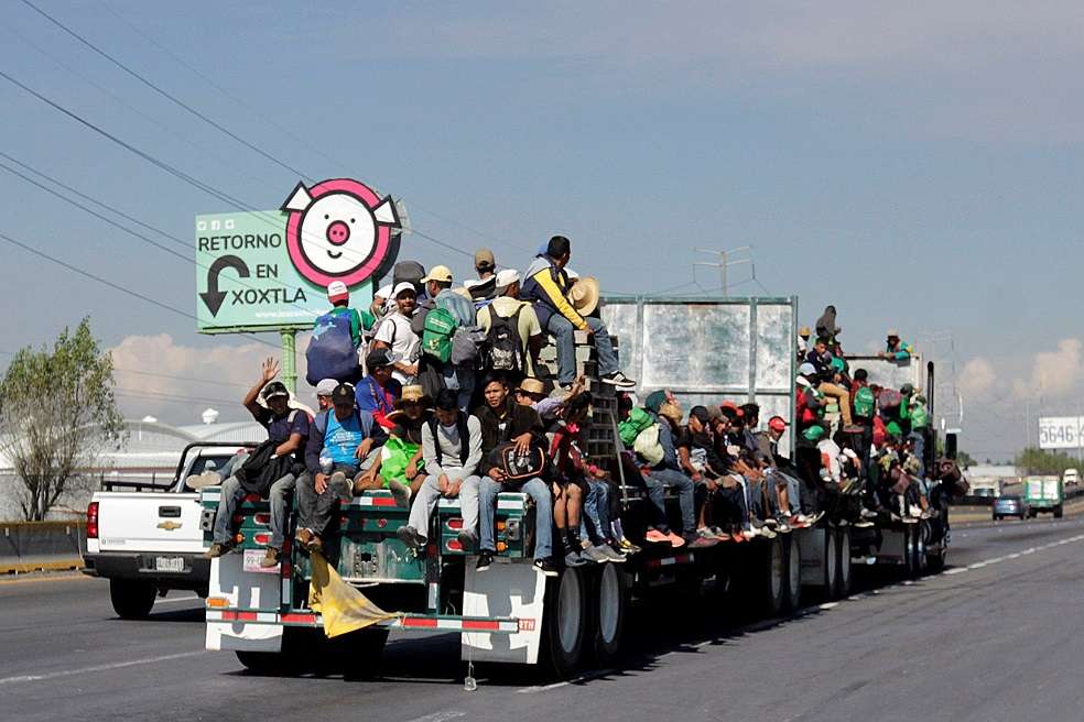 Ciudadanos centroamericanos de la caravana migrante continúan con su camino en México hacia la frontera con Estados Unidos. / EFE
