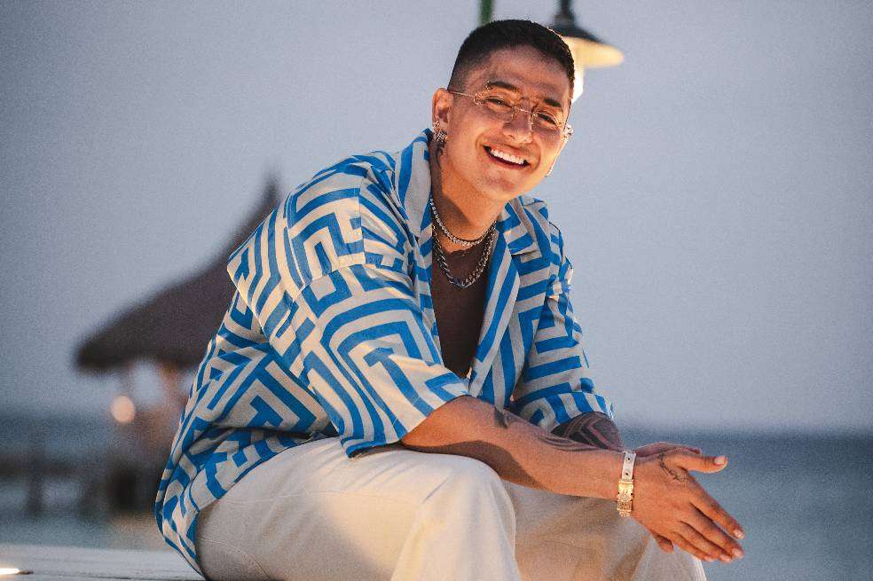 Andy Rivera lanzó su nueva canción ‘Lío’ y publicó unas fotografías en sus redes sociales donde aparece muy coqueto con una sexi modelo. ¿Quién es? Aquí te lo contamos.