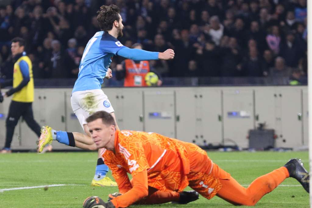 Naples (Italy), 13/01/2023.- Napoli's midfielder Khvicha Kvaratskhelia celebrates scoring the 2-0 lead during the Italian Serie A soccer match SSC Napoli vs Juventus FC in Naples, Italy, 13 January 2023. (Italia, Nápoles) EFE/EPA/CESARE ABBATE