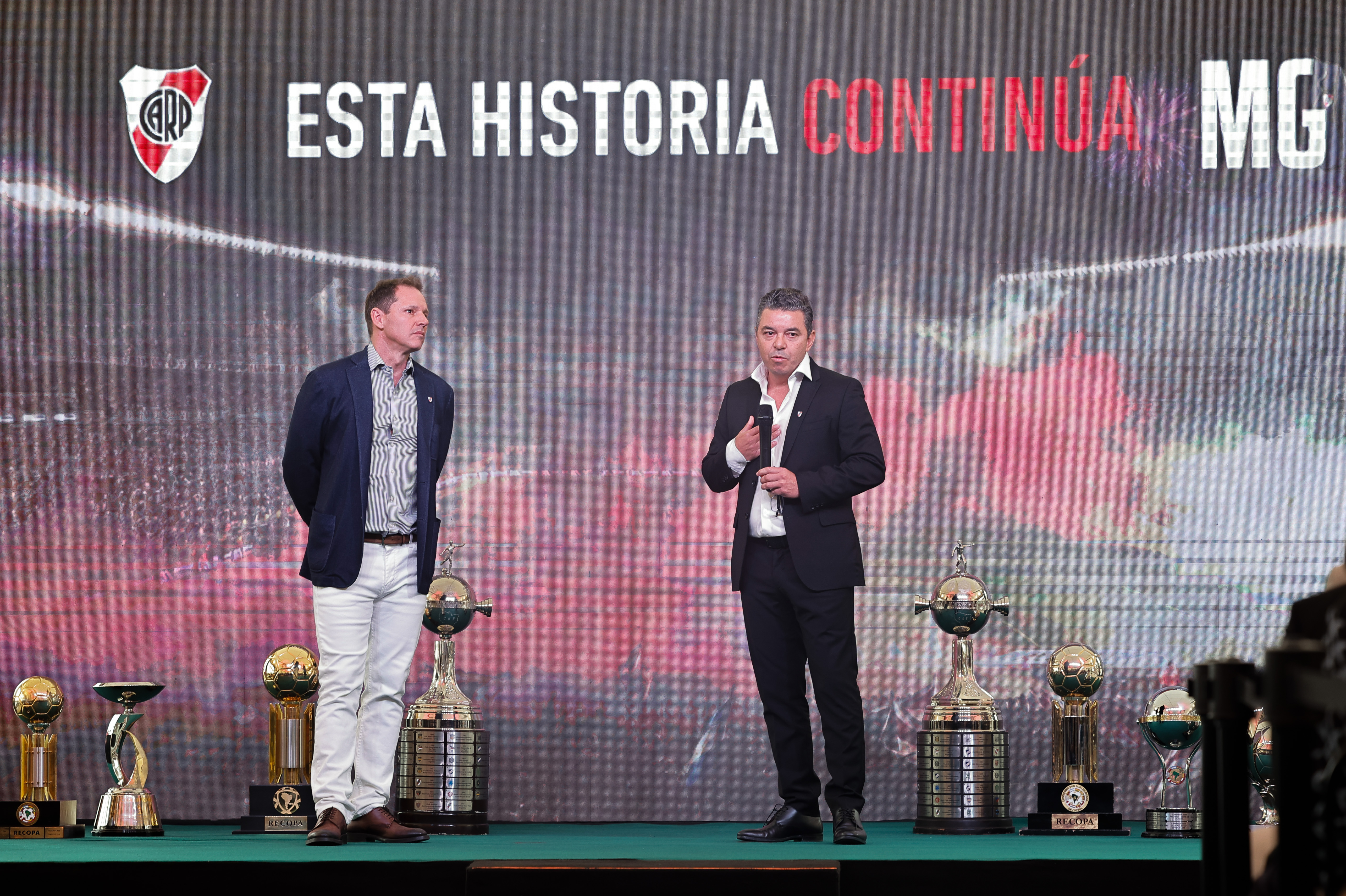 AME8237. BUENOS AIRES (ARGENTINA), 05/08/2024.- El entrenador argentino Marcelo Gallardo (d) habla junto al presidente de River Plate Jorge Brito este lunes, en Buenos Aires (Argentina). Gallardo regresa a River Plate después de una "renovación de energías" y "recuperar espacios personales", según afirmó este lunes durante su presentación como nuevo técnico 'millonario' después de la etapa que protagonizó entre 2014 y 2022. EFE/ Juan Ignacio Roncoroni