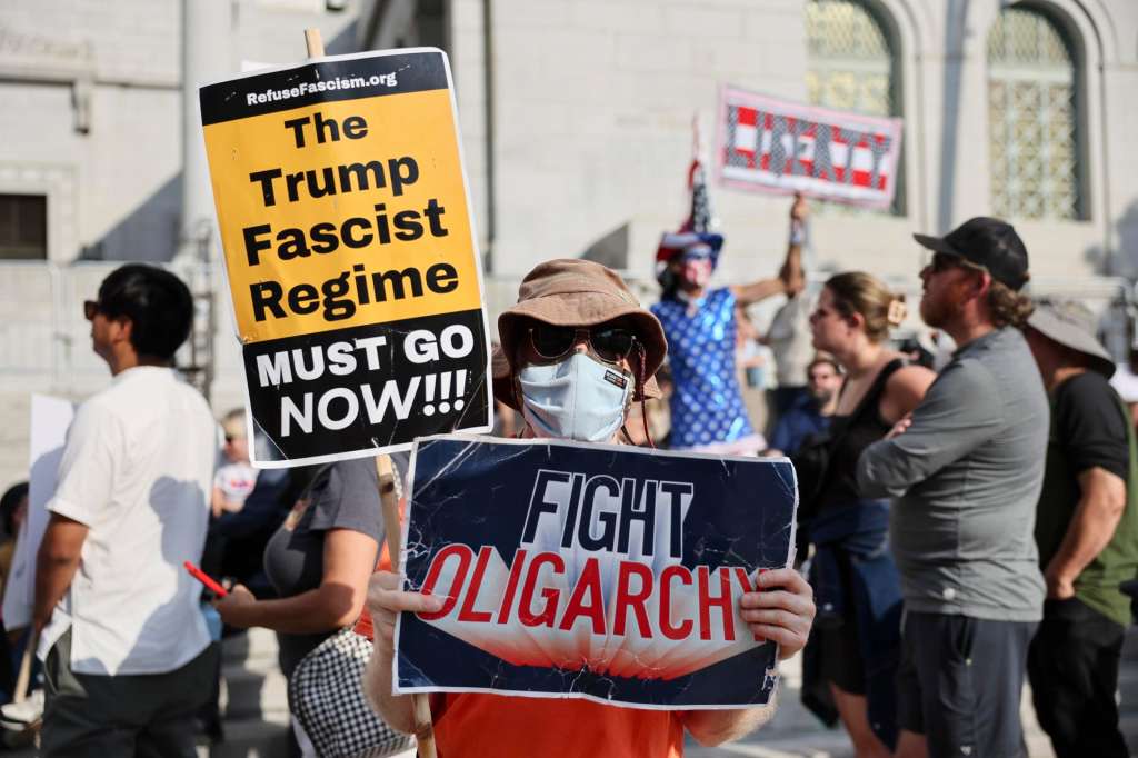 LOS ANGELES (United States), 17/07/2025.- A person holds up signs at a 'Good Trouble Lives On' vigil during a national day of nonviolent action against the Trump administration in Los Angeles, California, USA, 17 July 2025. This event is part of a national day of nonviolent protest with topics that include: The John Lewis Voting Rights Advancement Act, The Freedom to Vote Act, The Native American Voting Rights Act, The DC Admission Act. (Protestas) EFE/EPA/ALLISON DINNER