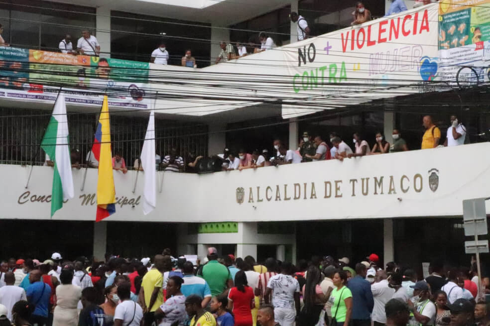 Esta fue la aglomeración que se presentó en la mañana de este 24 de marzo frente a la Alcaldía de Tumaco. / Facebook de Canal 6 Tu Canal