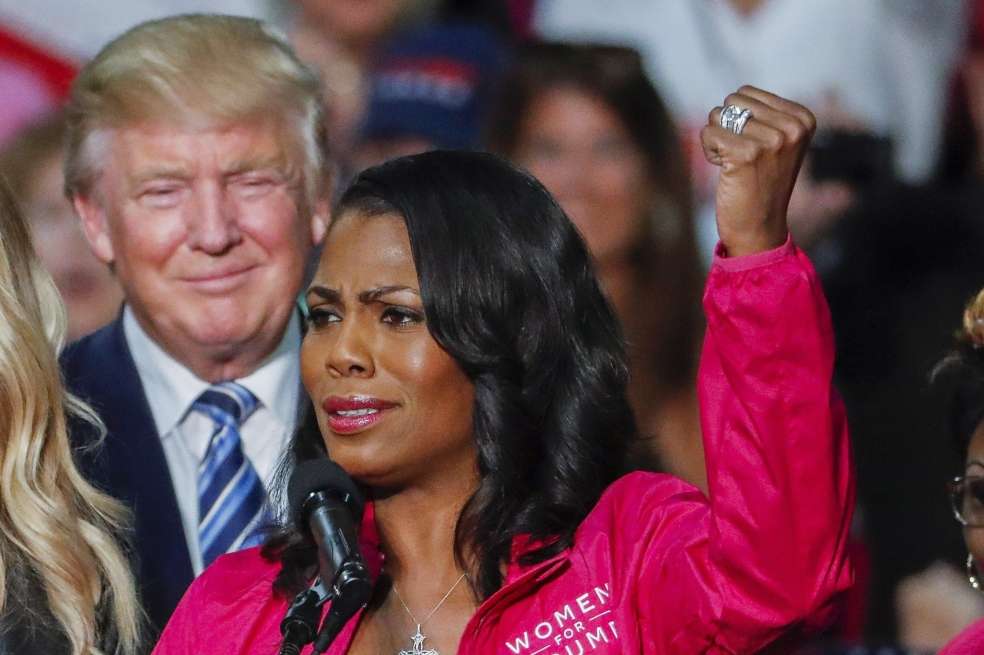 Donald Trump, mientras escucha el discurso de Omarosa Manigault Newman durante un acto de campaña en Charlotte, Carolina del Norte (Estados Unidos), el 14 de octubre del 2016. / EFE
