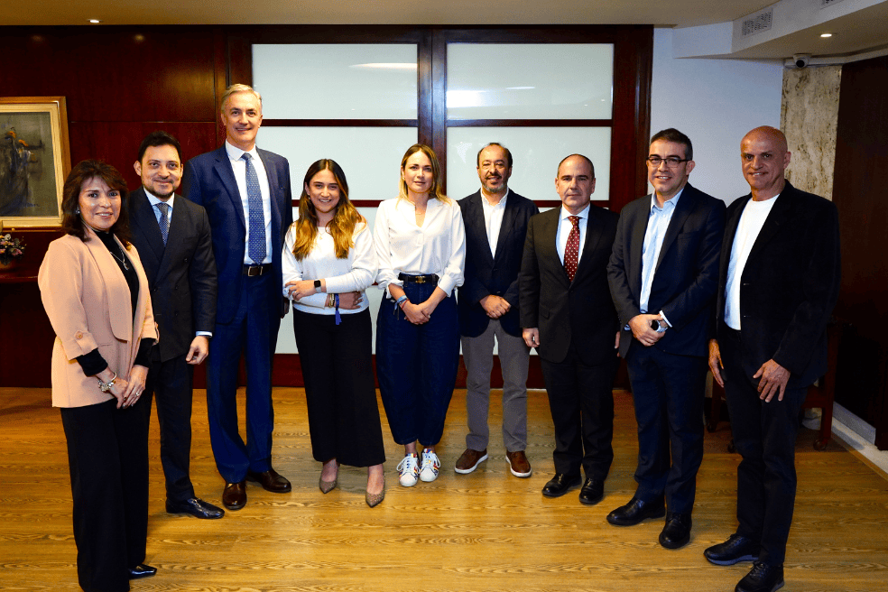 Delegados del Centro Democrático del expresidente Álvaro Uribe y del Cambio Radical del exvicepresidente Germán Vargas se reunieron en Bogotá; alistan una cumbre de oposición.