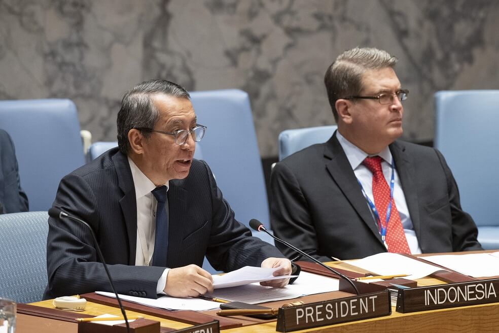 El presidente del comité del Consejo de Seguridad, Dian Triansyah Djani (i), junto al embajador de Indonesia ante Naciones Unidas durante una sesión en la sede del organismo en Nueva York. / EFE
