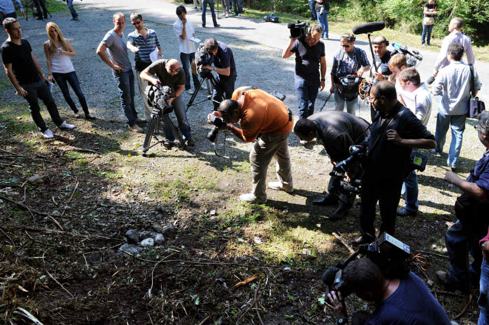 Fotógrafos de varios medios europeos llegaron al lugar en donde cuatro personas fueron asesinadas, todas de dos tiros en la cabeza, según la autopsia. / AFP