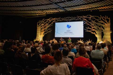 Algunos escritores cancelan su participación en el Hay Festival 2026, por invitación a María Corina Machado
