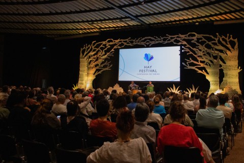 Algunos escritores cancelan su participación en el Hay Festival 2026, por invitación a María Corina Machado