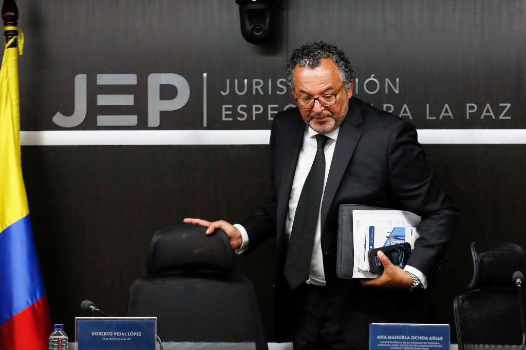 BOG400. BOGOTÁ (COLOMBIA), 29/04/2024.- El presidente de la Jurisdicción Especial para la Paz (JEP), magistrado Roberto Vidal asiste a una rueda de prensa, el 29 de abril de 2024, en Bogotá (Colombia). La Jurisdicción Especial para la Paz (JEP) de Colombia ratificó este lunes la imputación por esclavitud y secuestros al último secretariado de la extinta guerrilla de las FARC, y anunció que comienza ahora la fase de juicio para la imposición de sanciones propias. EFE/ Carlos Ortega
