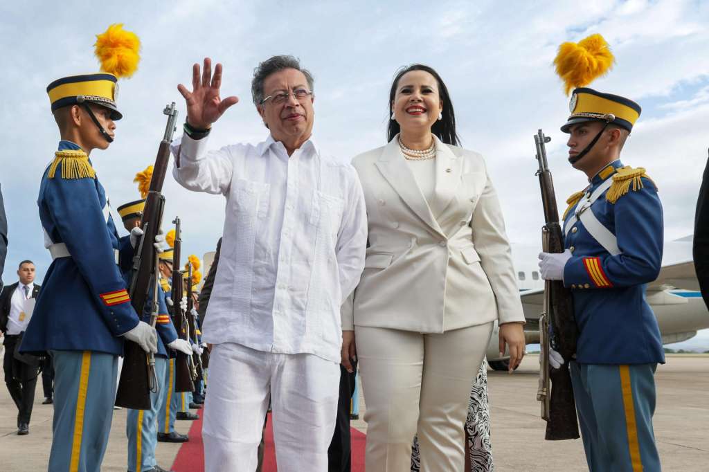 Tegucigalpa (Honduras), 09/04/2025.- A handout photo made available by the Presidency of Colombia shows Colombian President Gustavo Petro (C-L) greeting the Secretary of the Presidency of Honduras, Sarahi Cerna (C-R), during his arrival in Tegucigalpa, Hondura, 08 April 2025. Petro traveled to Tegucigalpa to participate in the IX Summit of Heads of State and Government of the IX Summit of the Community of Latin American and Caribbean States (Celac). EFE/EPA/Presidency of Colombia / HANDOUT HANDOUT EDITORIAL USE ONLY/NO SALES