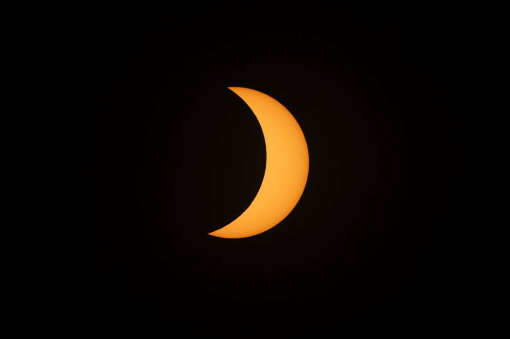 -FOTODELDÍA- MEX3864. GUADALAJARA (MÉXICO), 08/04/2024.- Fotografía del eclipse solar este lunes, en la ciudad de Guadalajara, Jalisco (México). Millones de mexicanos presenciaron este lunes el histórico eclipse solar total norteamericano, que se apreció al 100 % en el norte de México, considerado el mejor país para observarlo, según la Universidad Nacional Autónoma de México (UNAM).. EFE/Francisco Guasco