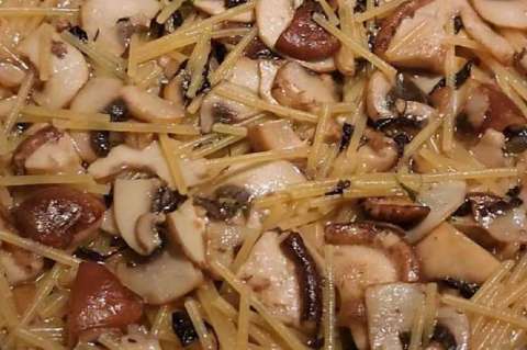 Receta para preparar fideos secos con hongos